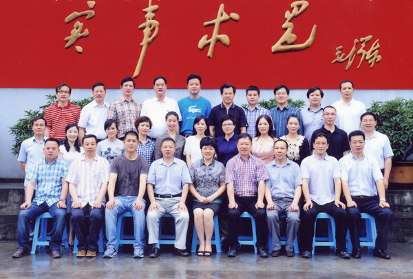 圖為薛文鋒總裁（后排右一）與培訓(xùn)班全體學(xué)員合影